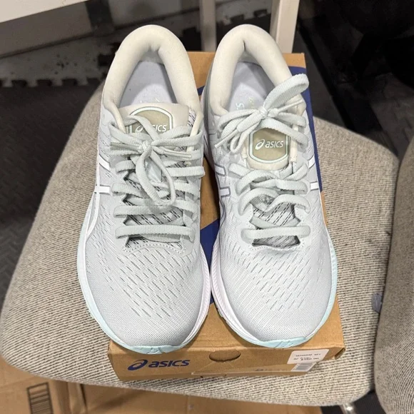 ASICS Gel-Kayano 27 Women's Sneakers - Light Gray and White - Picture 3 of 7